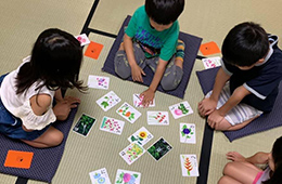 学童保育の子どもたちが「かるた」で遊ぶ画像