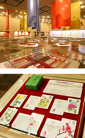 大牟田市立三池カルタ・歴史資料館でたくさん展示されている館内、お花のかるたが展示されている画像